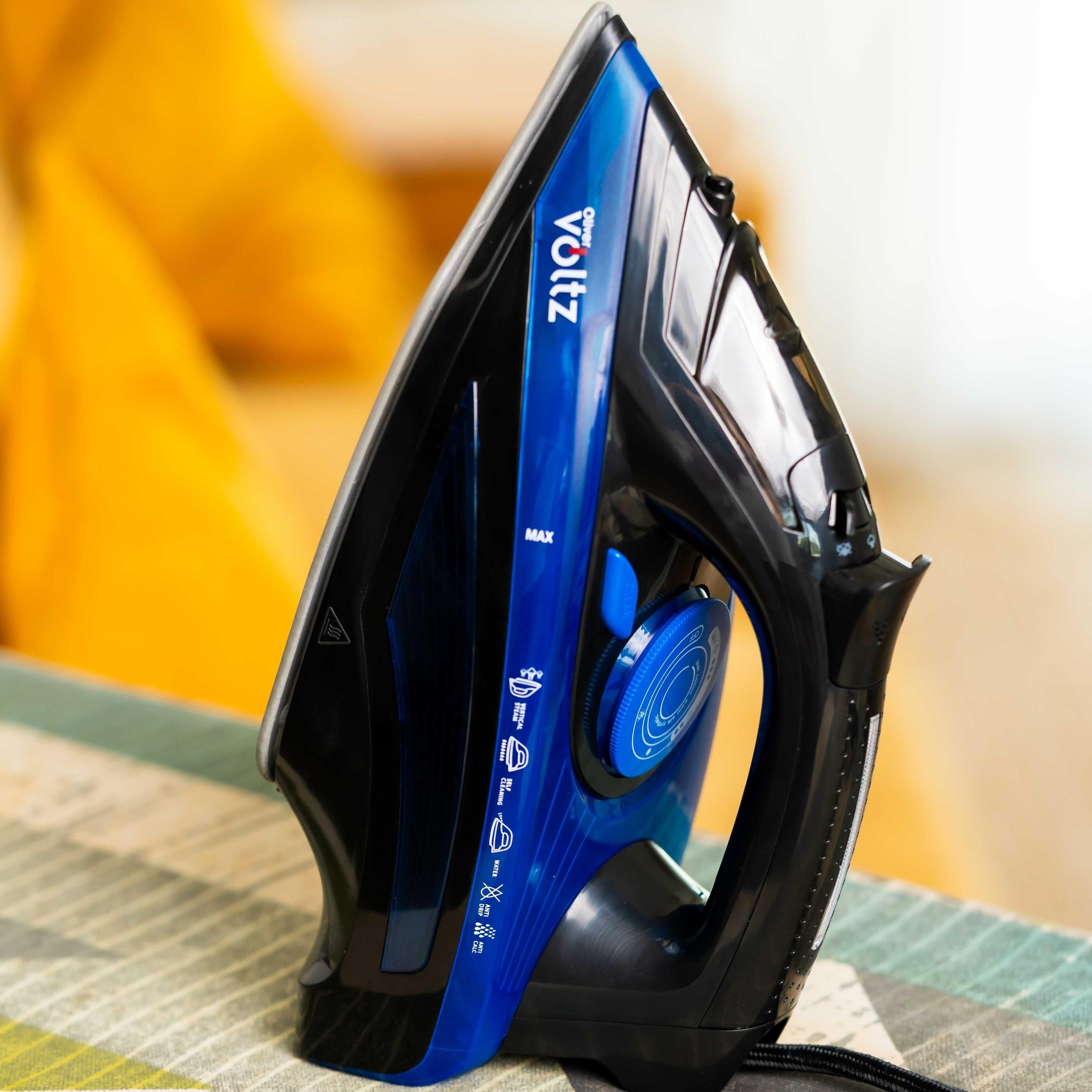 Fier de calcat albastru cu aburi Oliver Voltz