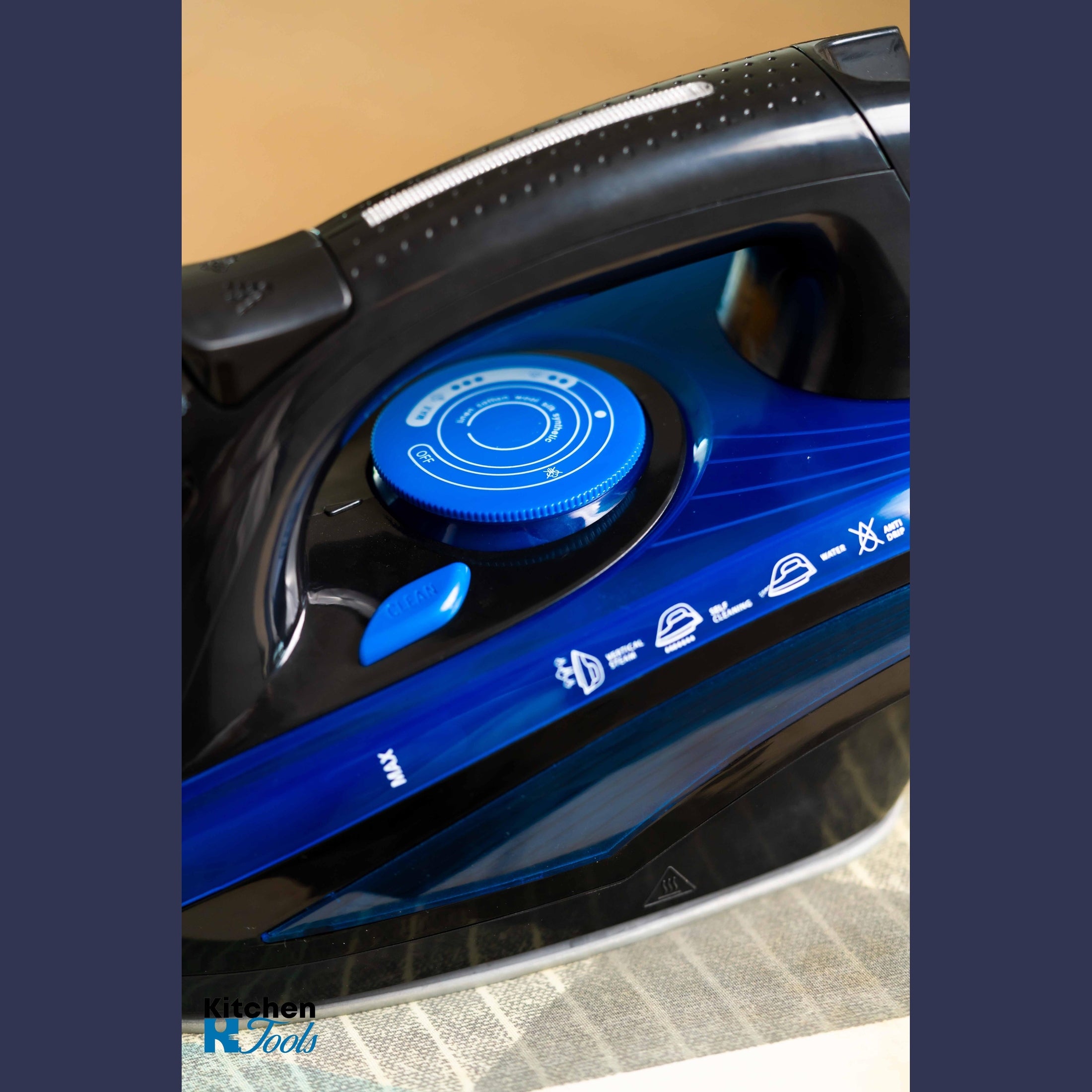 Fier de calcat albastru cu aburi Oliver Voltz