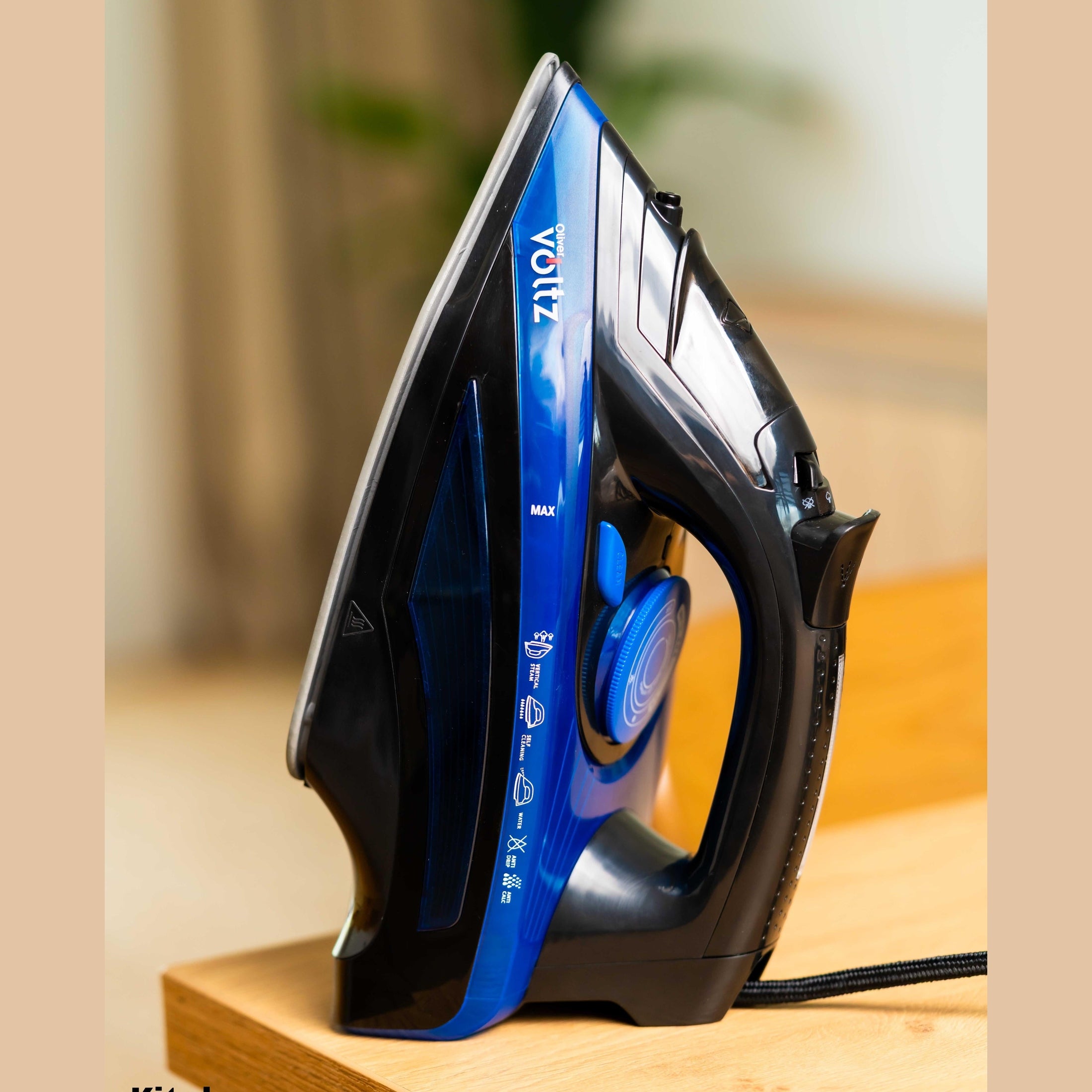 Fier de calcat albastru cu aburi Oliver Voltz