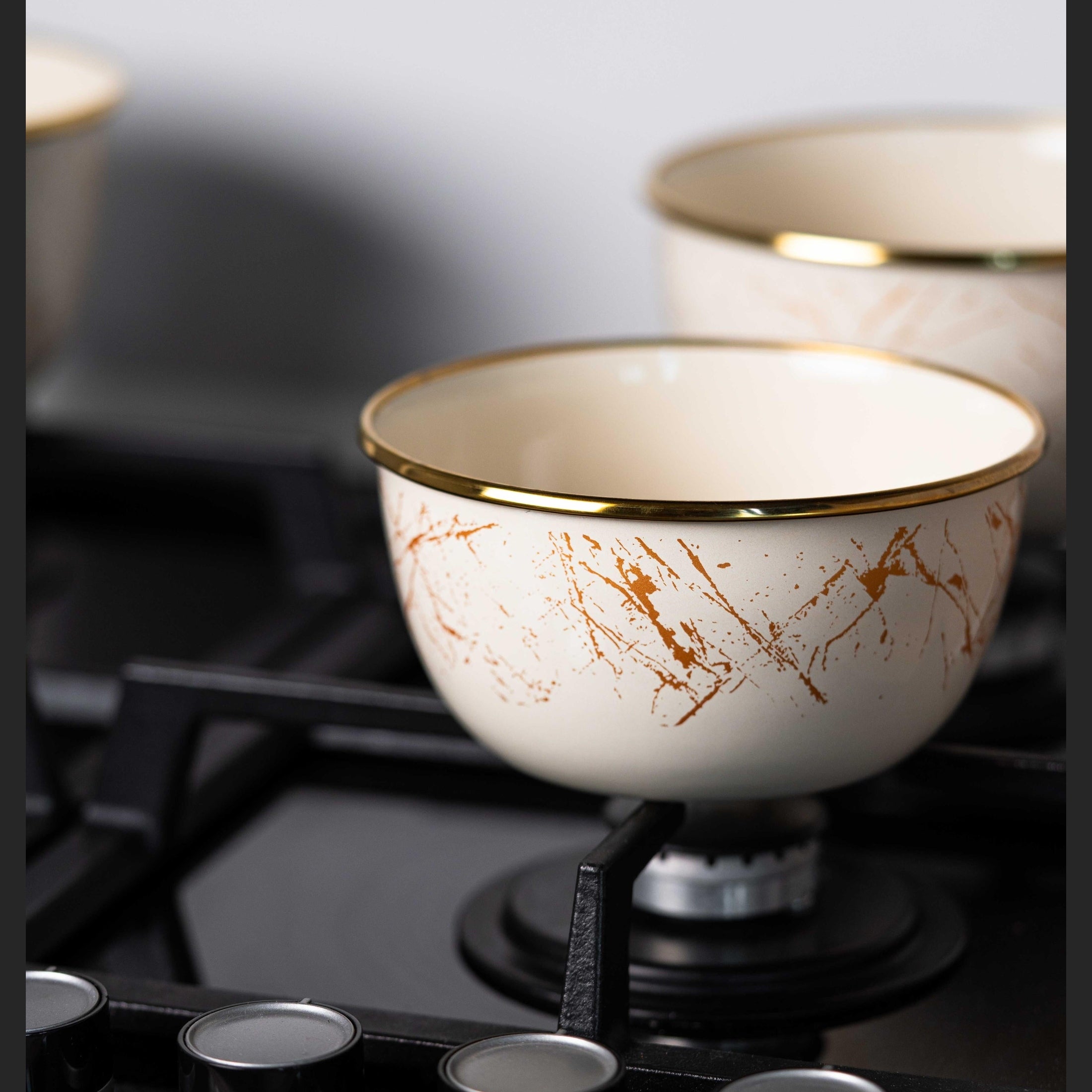 Bol Emailat Bej 1L Goldmann cu Margine Cromată