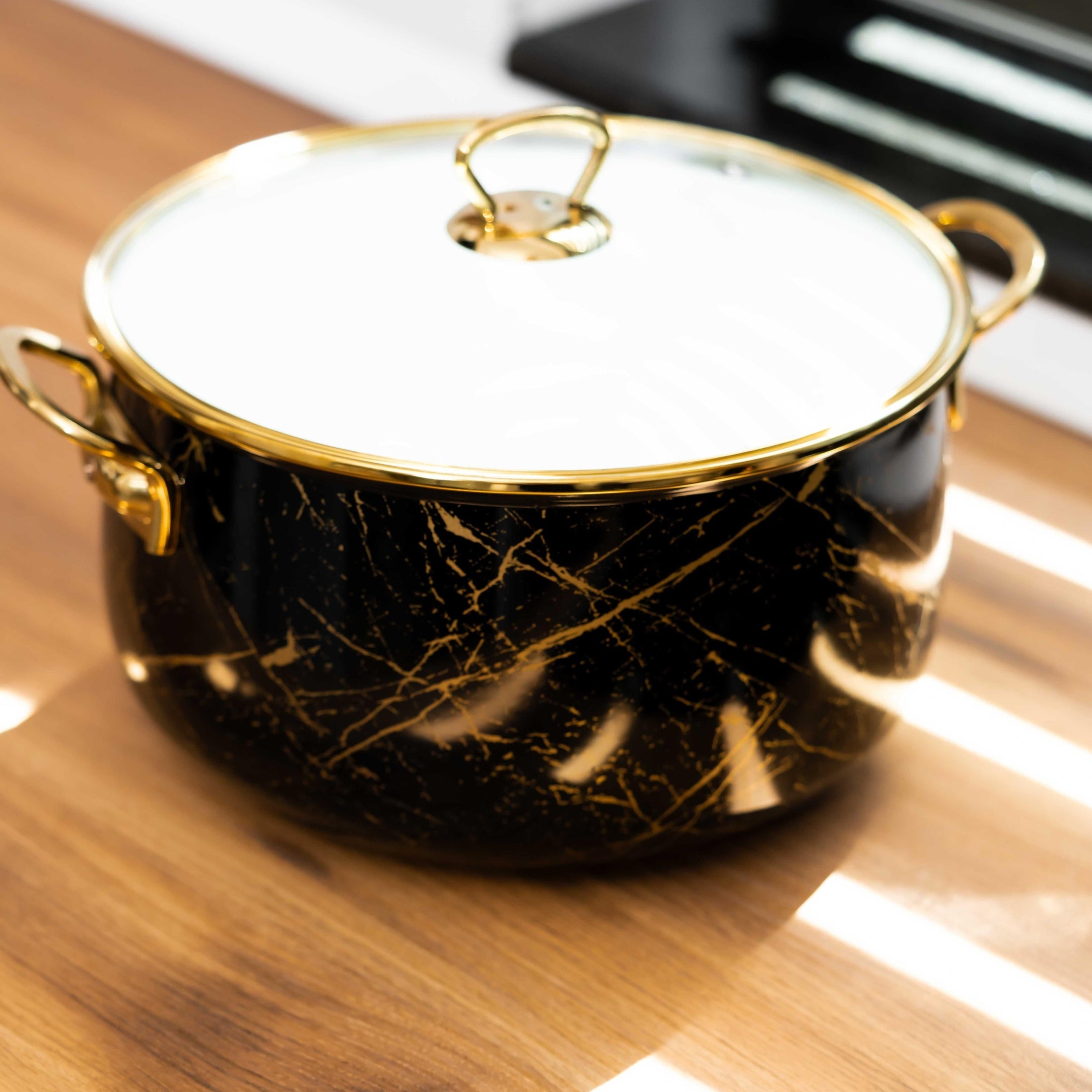Cratiță emailată neagră 8.5L cu capac sticlă și manere aurii