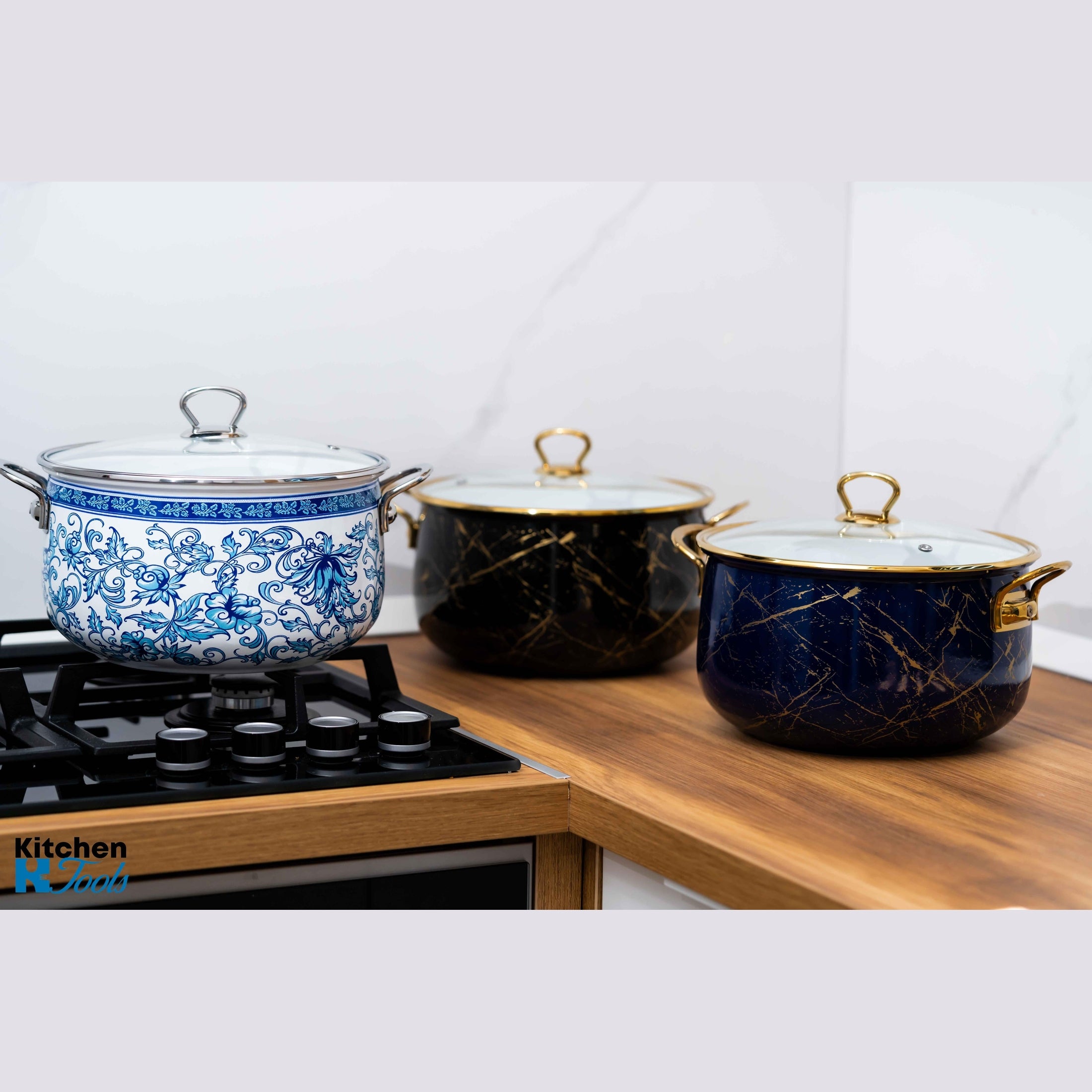 Cratiță emailată neagră cu manere aurii și capac sticlă