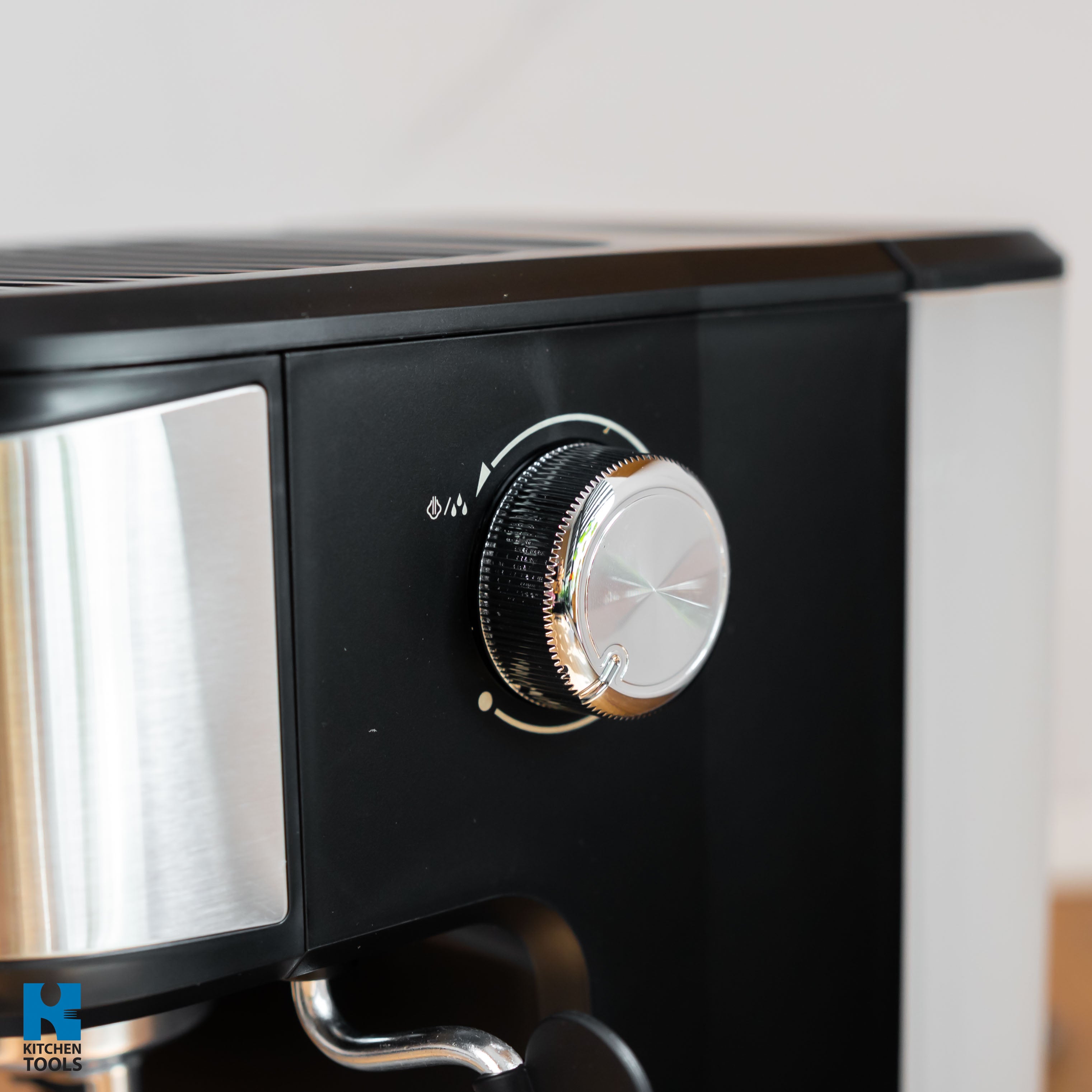 Espressor de cafea Oliver Voltz Premium, spumare lapte, cafea macinata, 1.2 L, 20 bar, 1100W, Disc crema, Negru/Inox