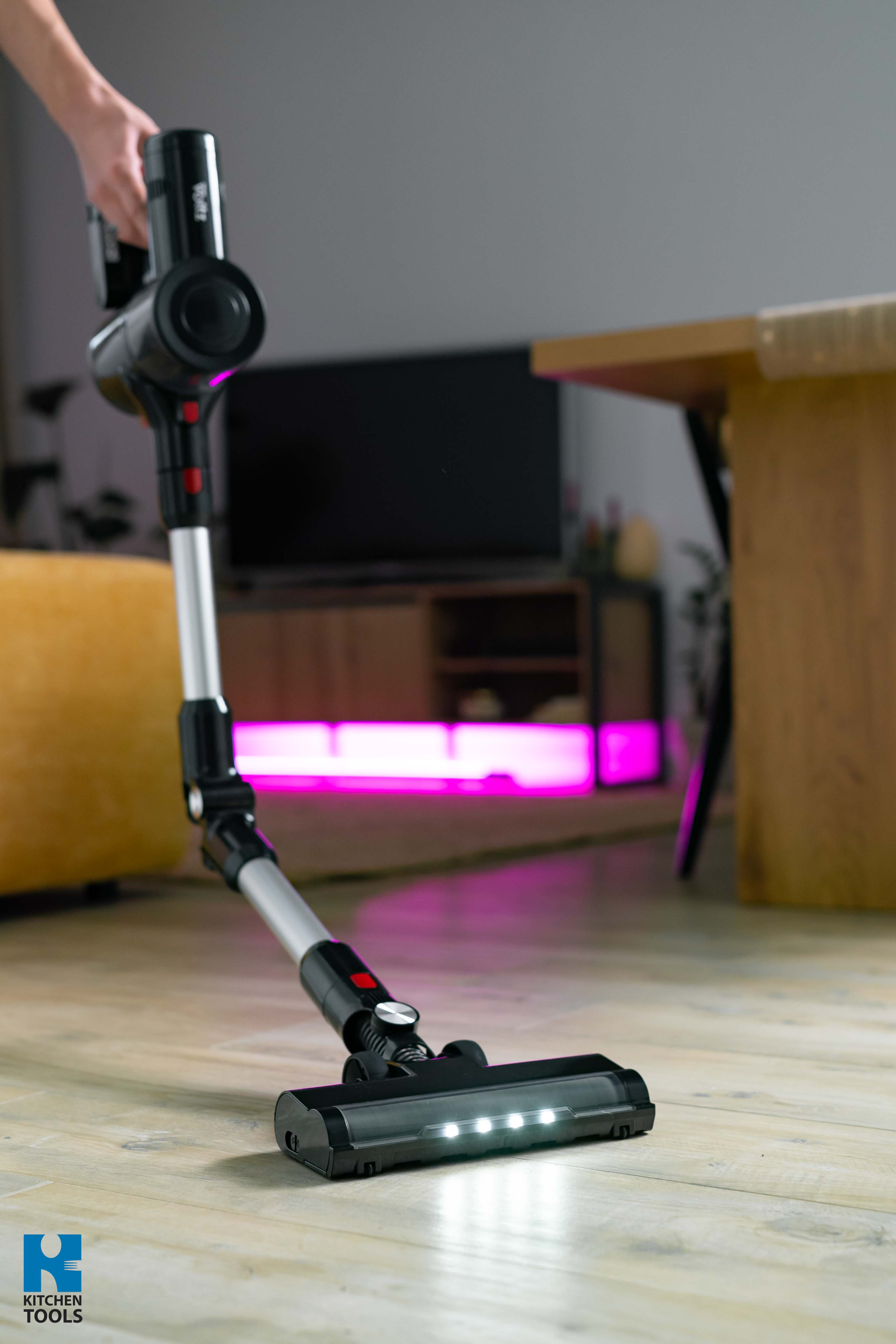 Aspirator VERTICAL fara fir 2in1, 150W, 16.5KPA, 0.7litri, 2 trepte, 45 min, perie iluminata, 4 accesorii, Oliver Voltz