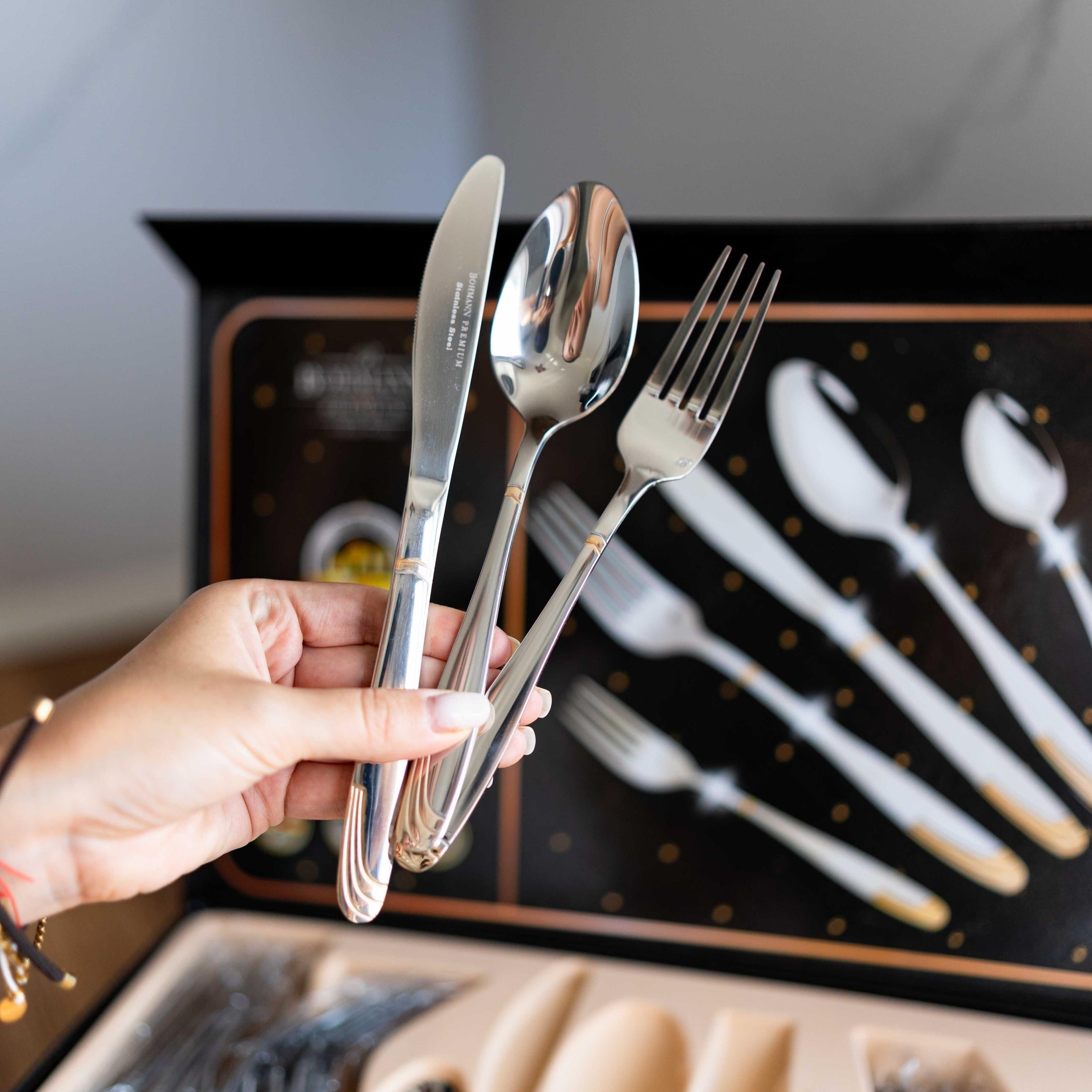 Set tacamuri 30 piese, otel inoxidabil, 6 persoane, accente aurii, Bohmann Premium, argintiu lucios