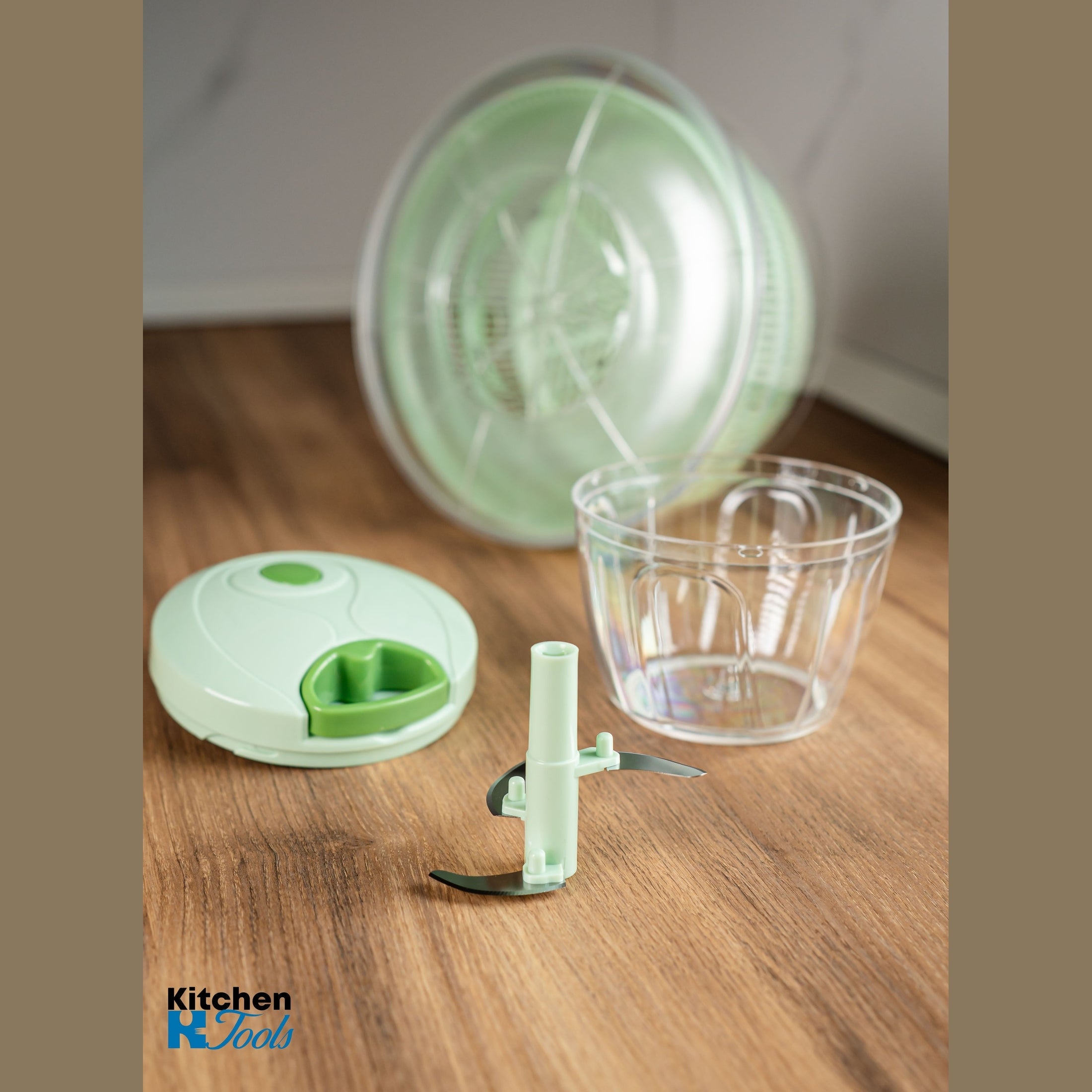 Set Uscător Salată 24,5 cm / 4 L + Tocător Manual cu 3 Lame 0,65 L – pentru Legume, Fructe, Nuci, Gheata - Oliver Voltz