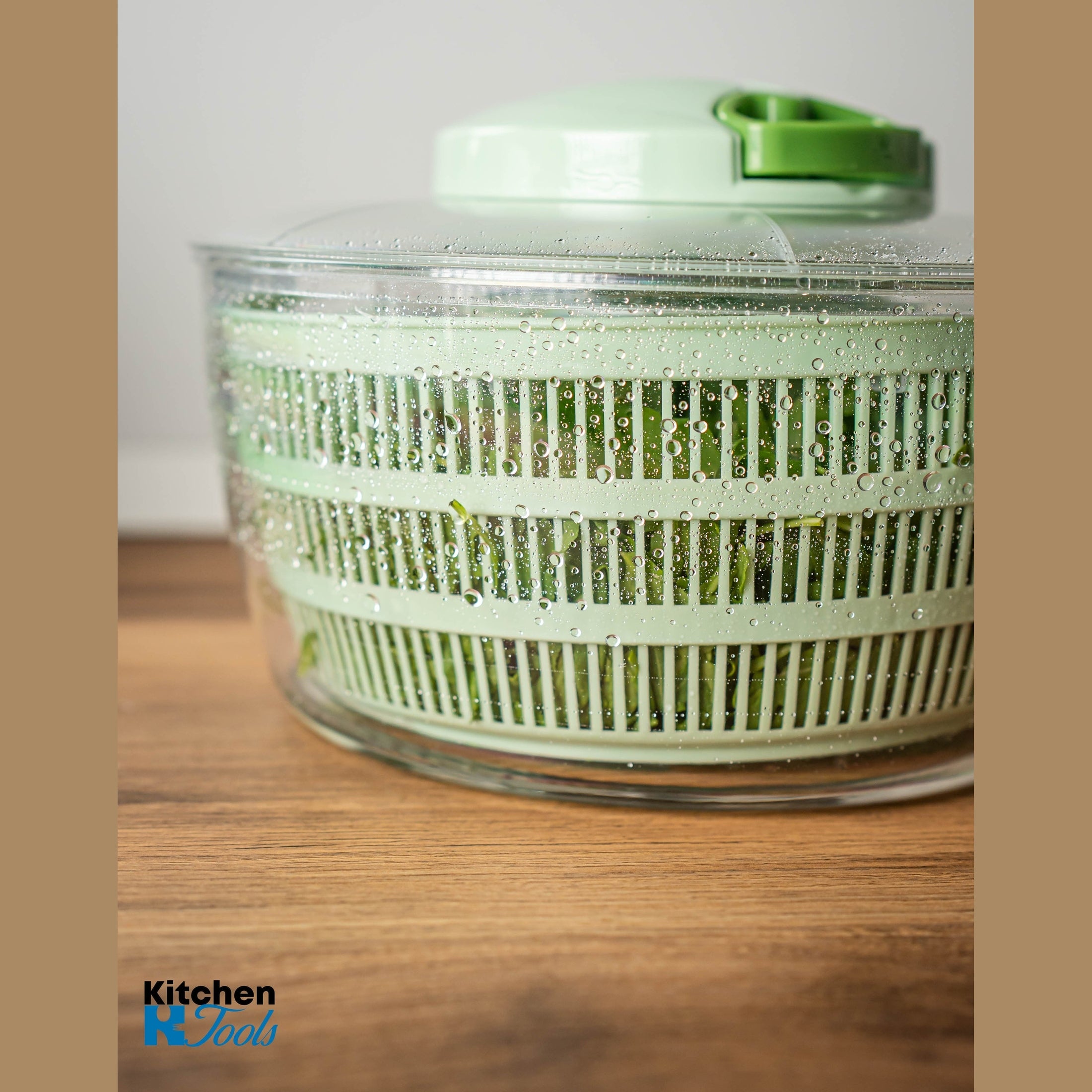 Set Uscător Salată 24,5 cm / 4 L + Tocător Manual cu 3 Lame 0,65 L – pentru Legume, Fructe, Nuci, Gheata - Oliver Voltz