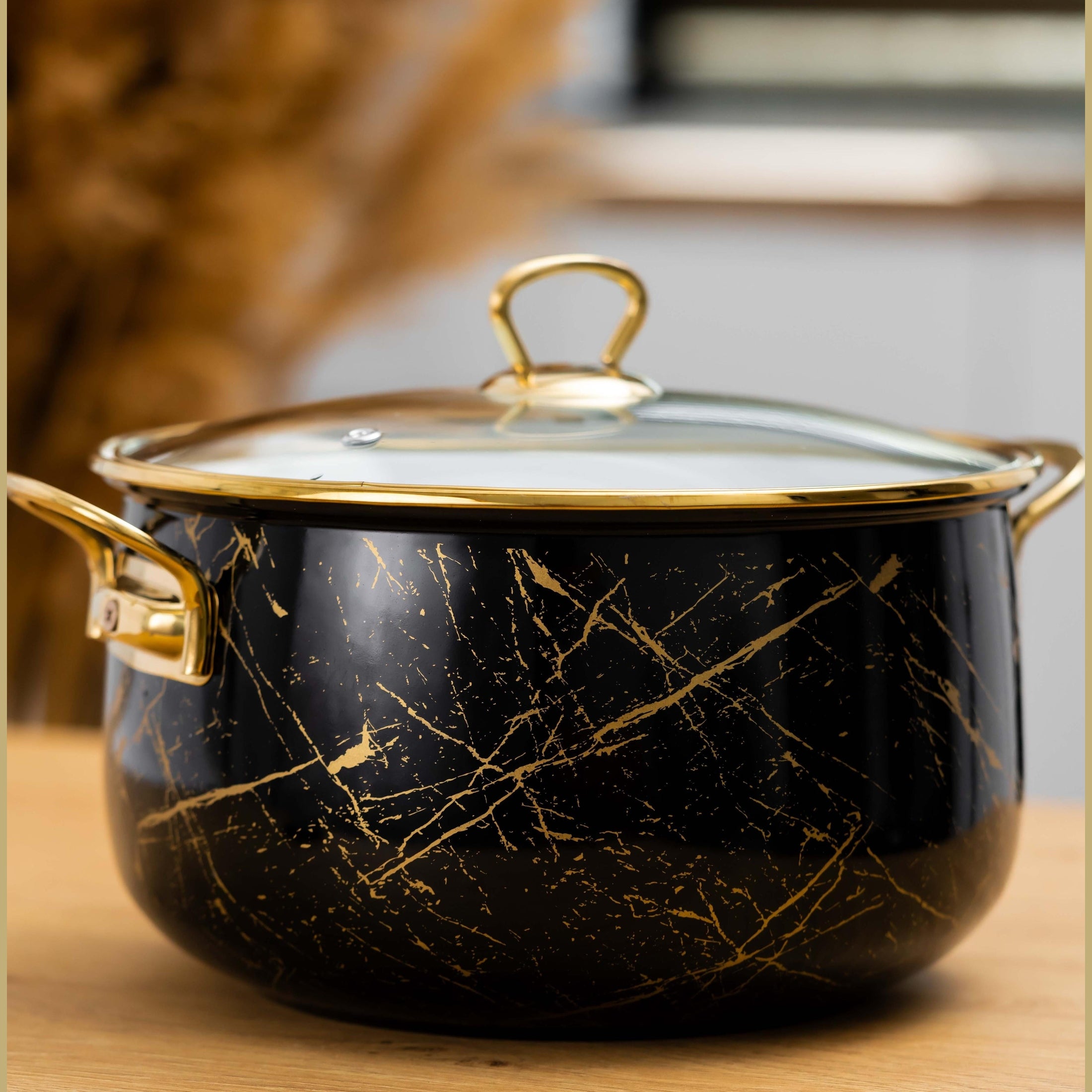 Cratiță emailată neagră cu manere aurii și capac sticlă