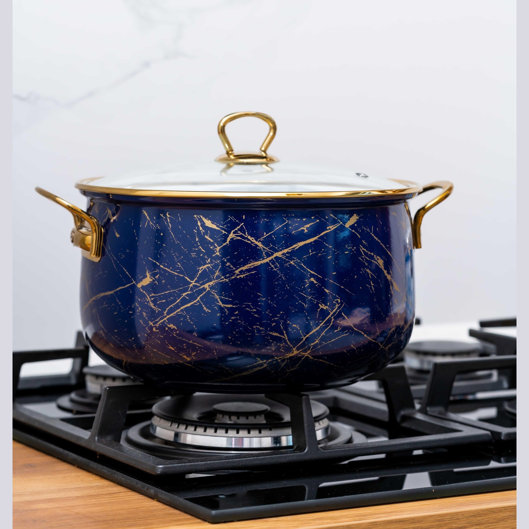Cratiță emailată 8.5L, albastră, cu mânere aurii.