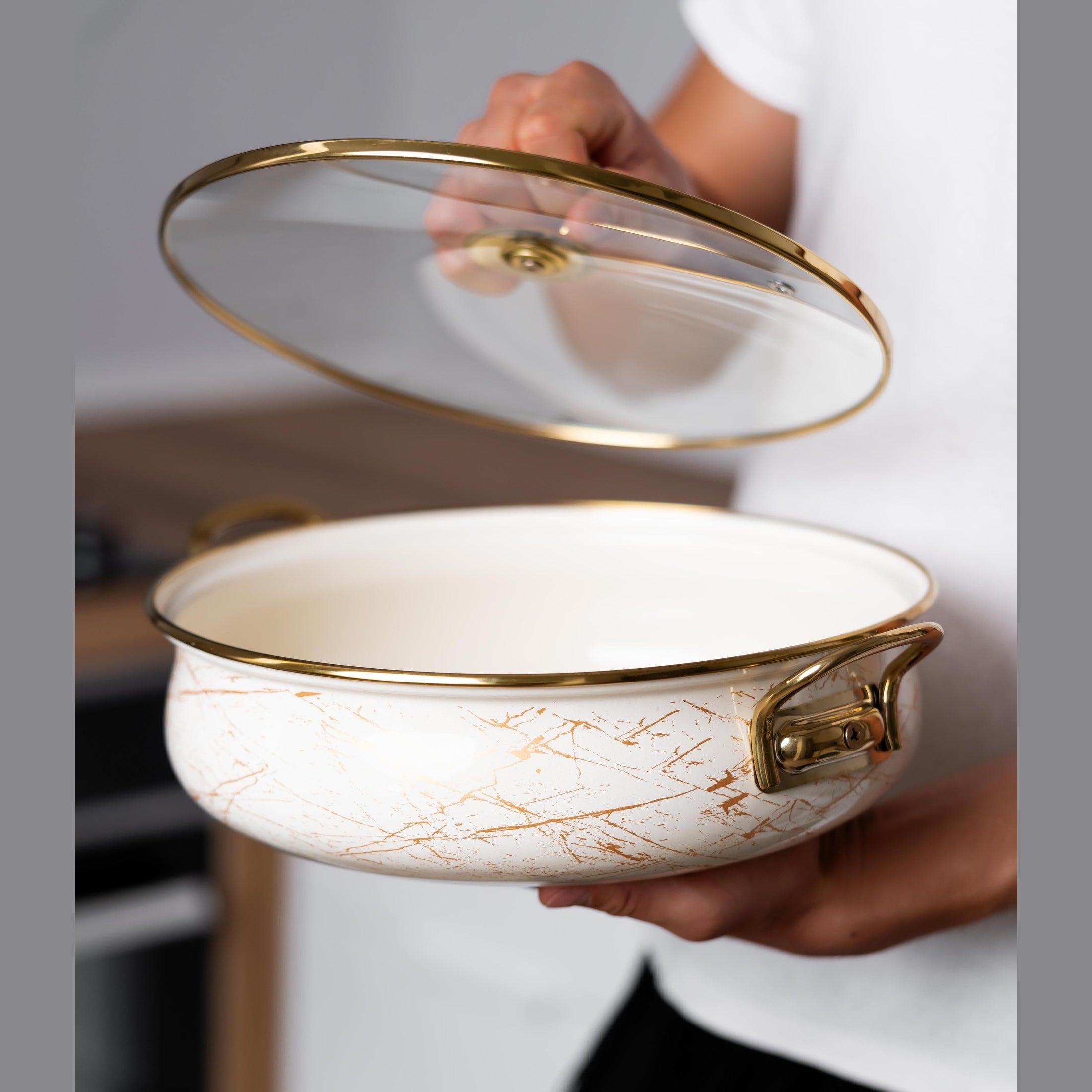 Cratiță Goldmann bej cu manere titan aurii și capac sticlă