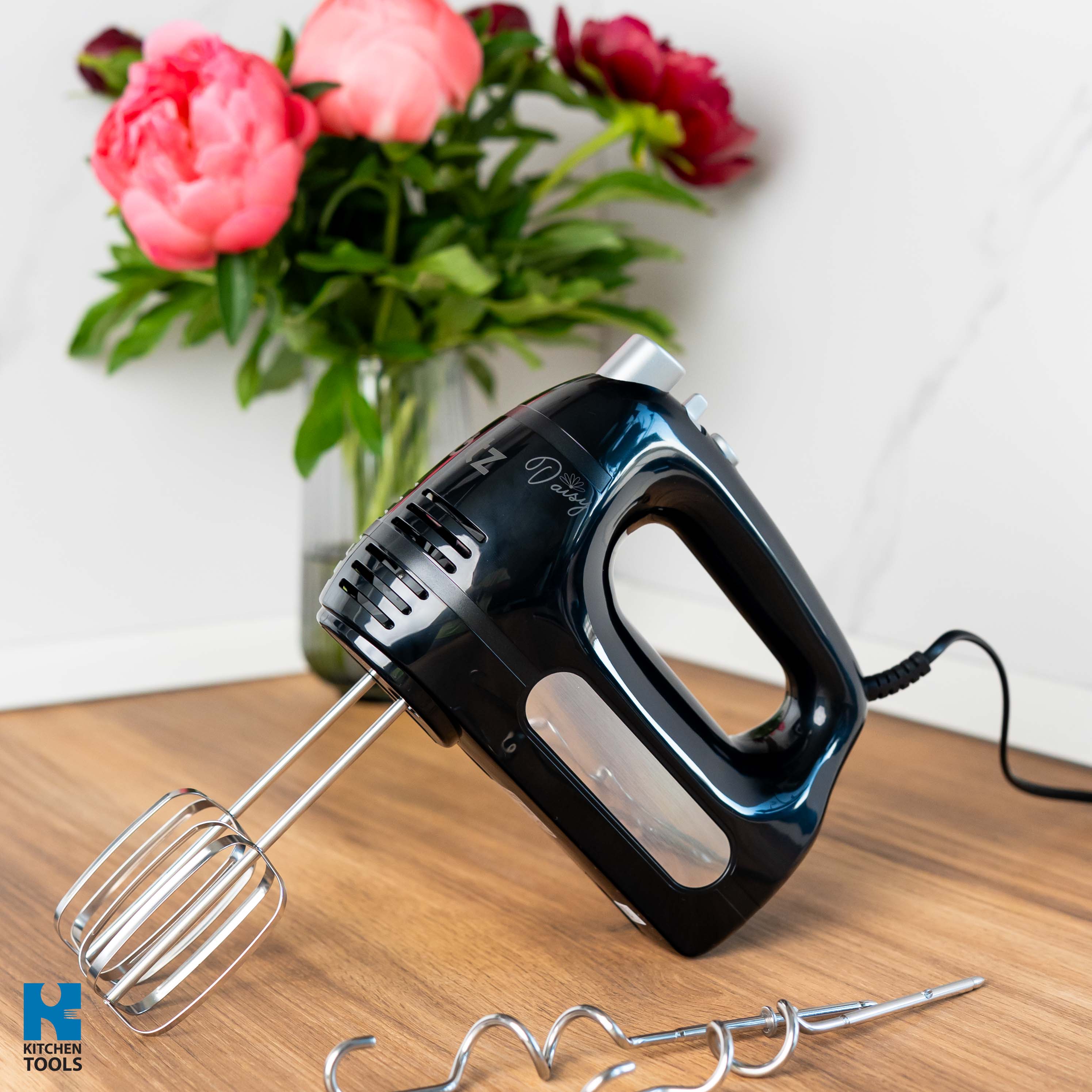 Mixer de mana, 500W, 6 viteze+Turbo, pornire lenta antistropire, 2 seturi accesorii, Oliver Voltz Daisy, Negru