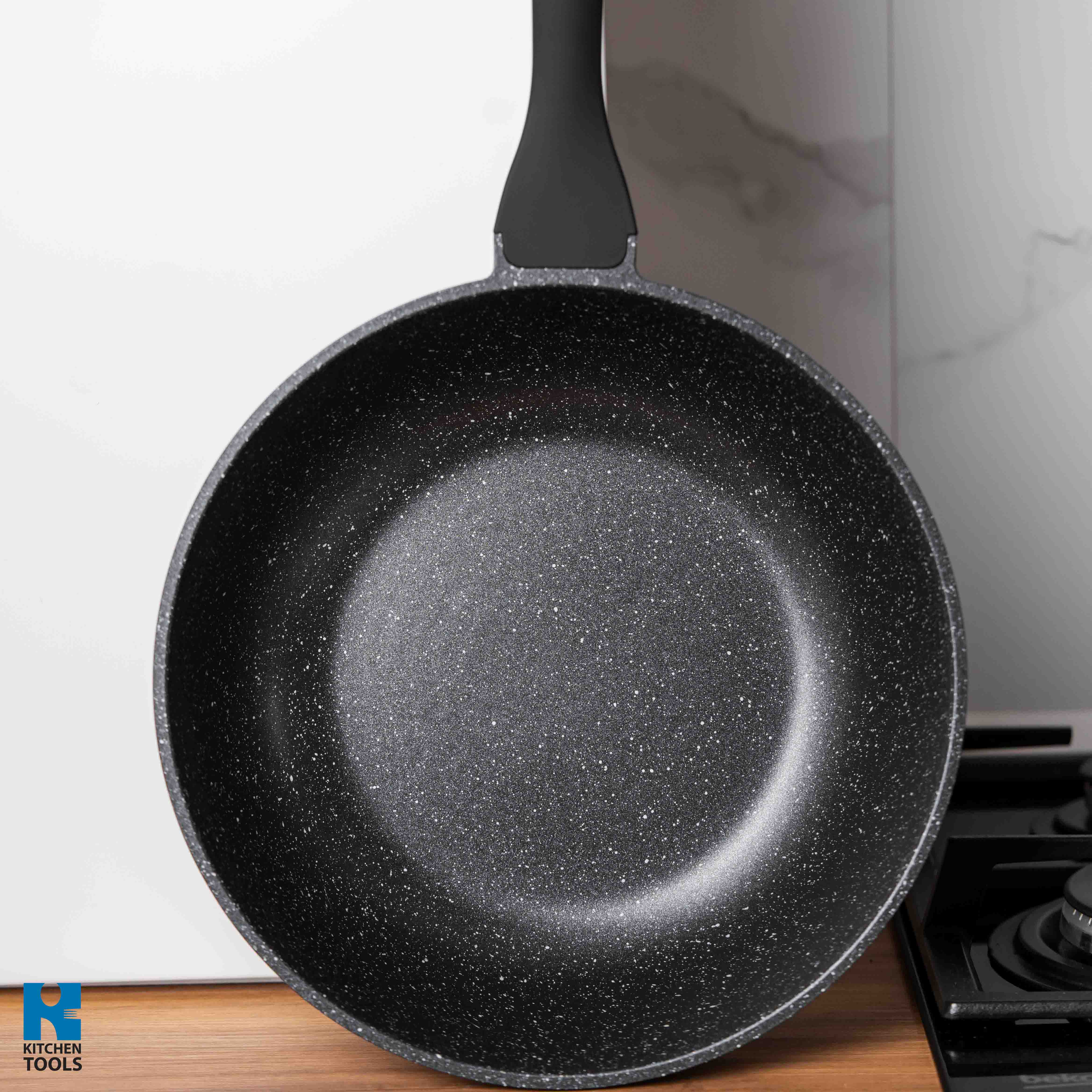 Tigaie Wok aluminiu turnat, 30x9.5 cm, Goldmann, capac termorezistent, acoperire ceramica, maner soft touch