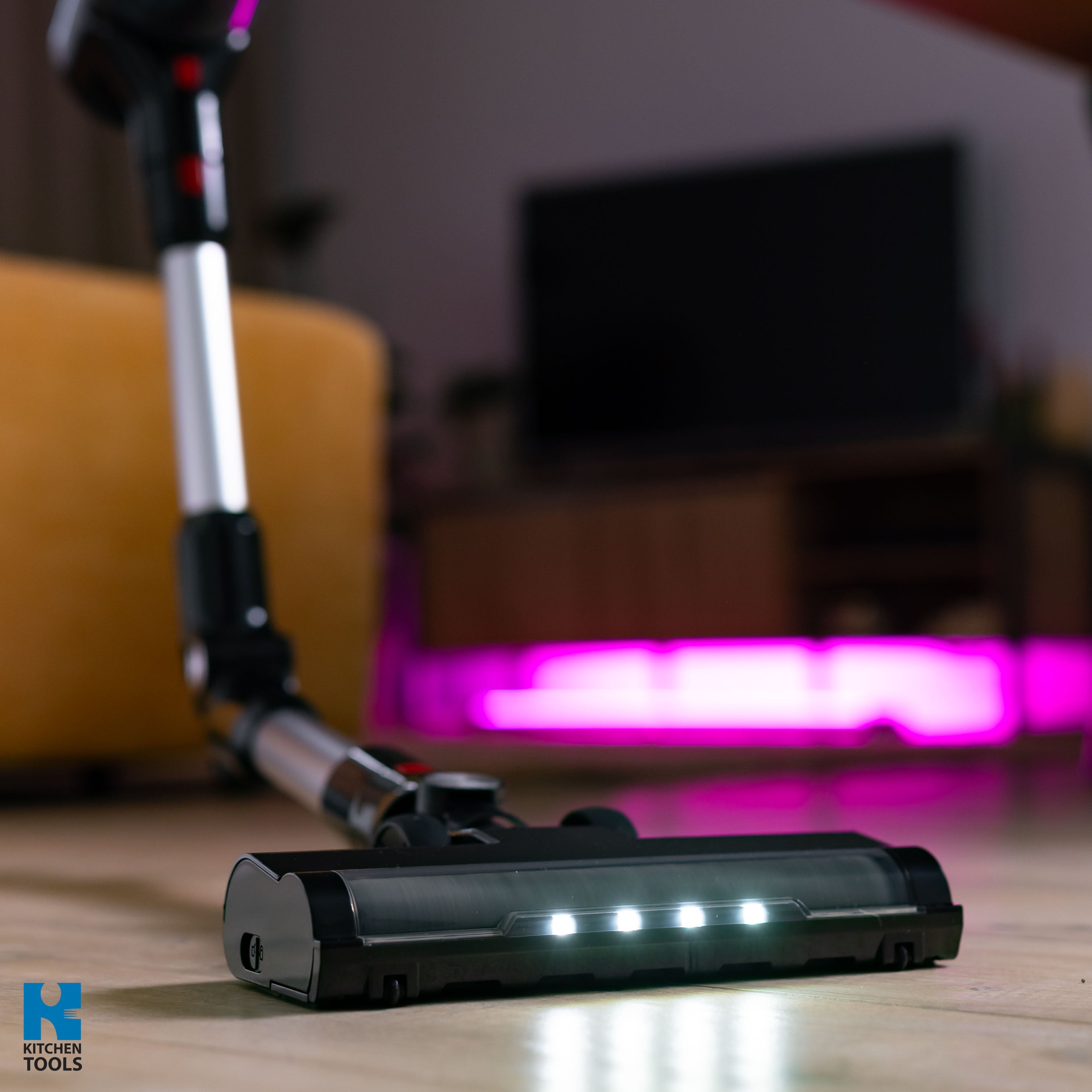 Aspirator VERTICAL fara fir 2in1, 150W, 16.5KPA, 0.7litri, 2 trepte, 45 min, perie iluminata, 4 accesorii, Oliver Voltz