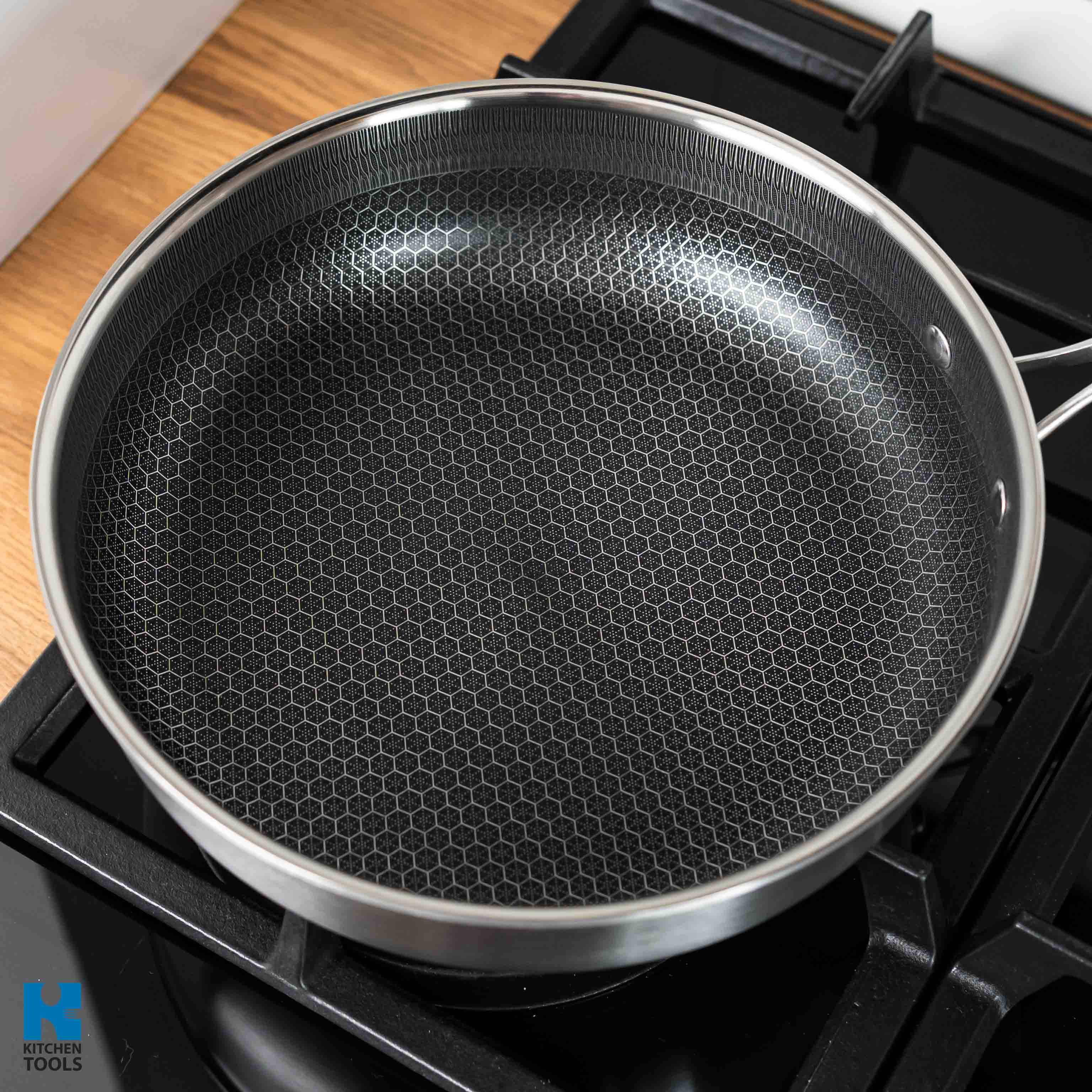 Tigaie inalta hybrid FUSIONHEX PRO, 26x6.5cm, capac sticla, suprafata anti-zgarieturi, antiaderenta, inox 18/10, Goldmann