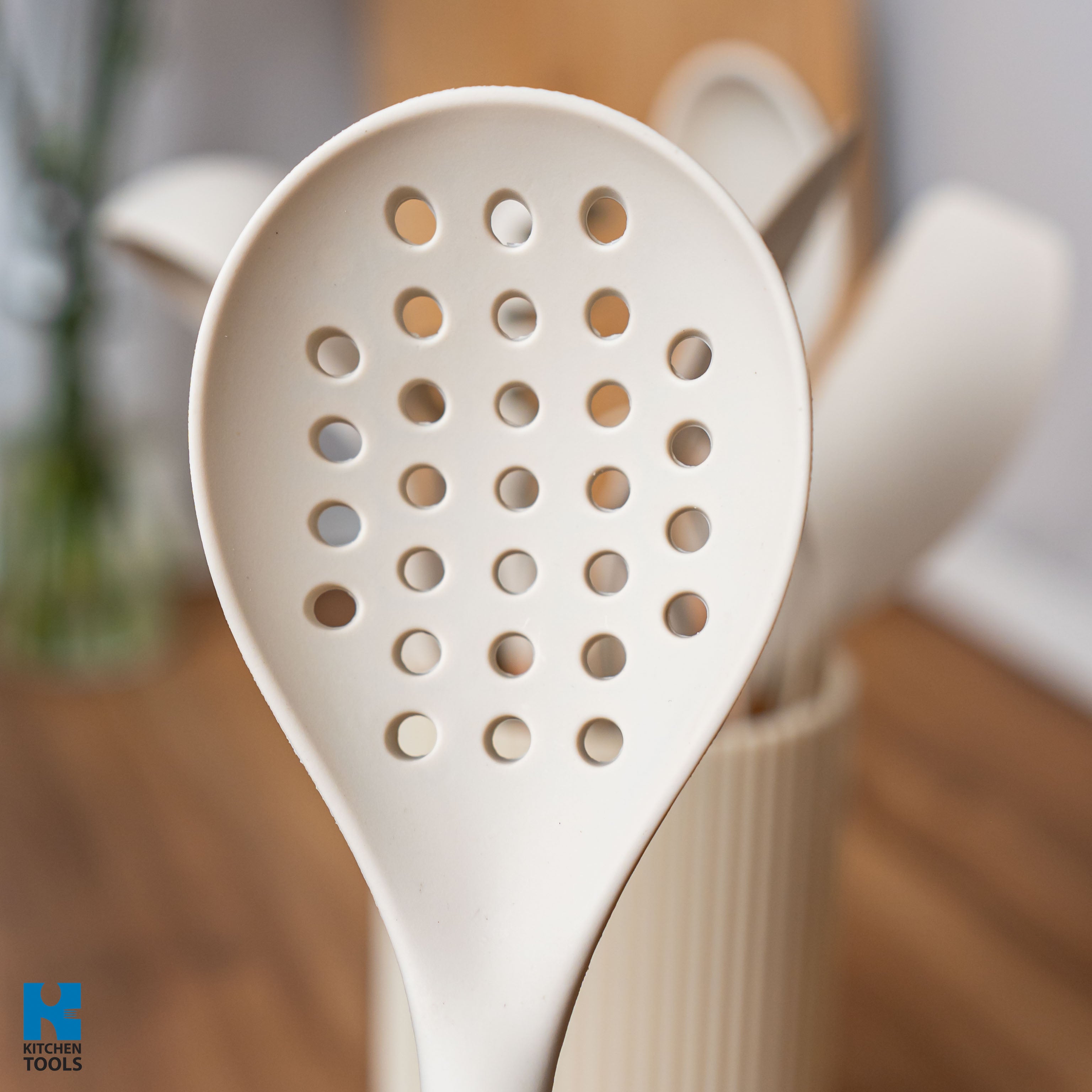 Set ustensile de bucatarie din silicon, 10 piese, maner din lemn, suport inclus, bej, Goldmann